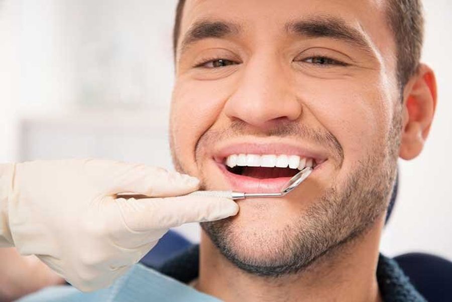 Read more about the article Cum îngrijim implanturile dentare?