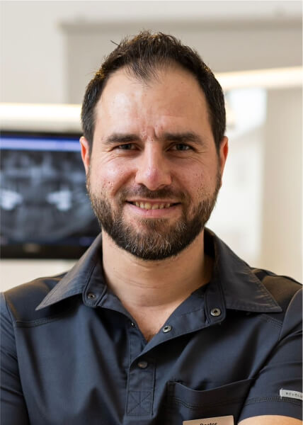 Dr Razvan Tuica - implantologie protetica dentara, stomatologie